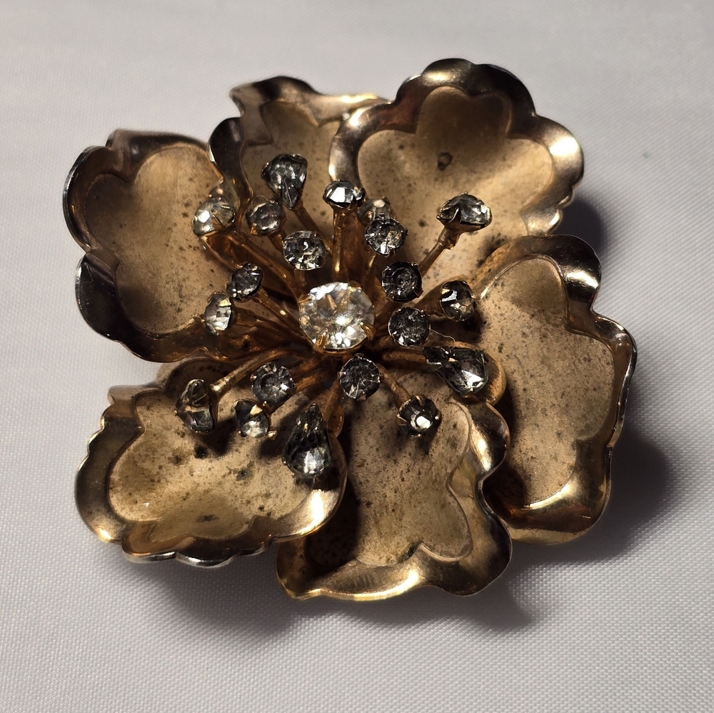 Vintage Elegant Gold Flower Brooch with Crystals